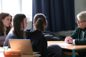 Nathalie Coste et des étudiantes